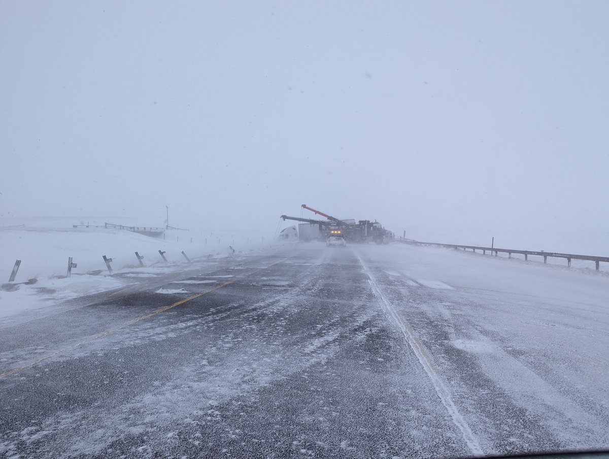 wydot1's tweet image. Per our @WYHighwayPatrol:
Recovery is underway for a semi that crashed over a bridge in Elk Mtn. at MM 262 I80 WB. Due to the extreme weather & poor road conditions, I80 will be closed while our crews & emergency responders rescue stranded motorists & those that have crashed.