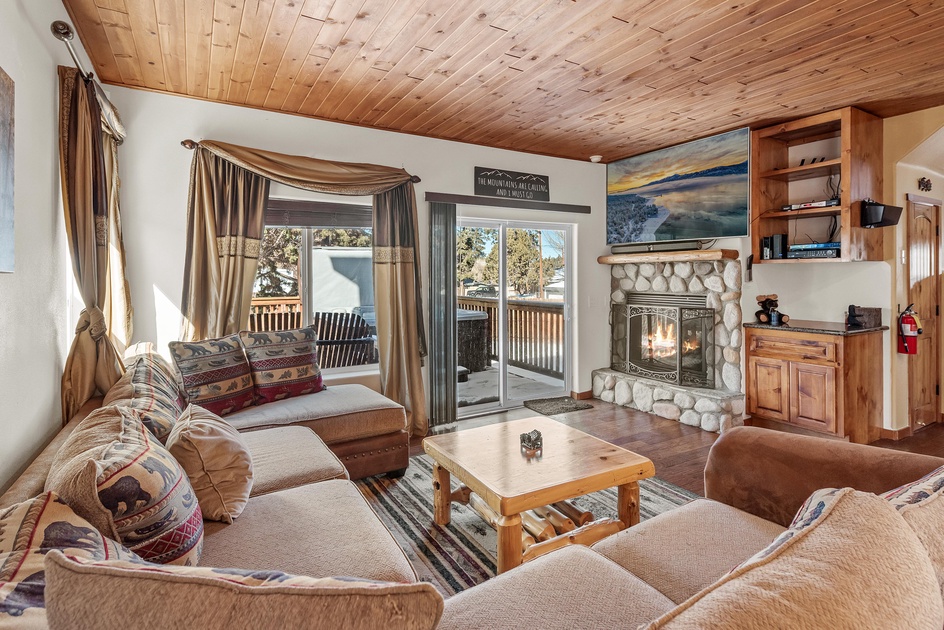 meredithlodging's tweet photo. Enjoy a heavenly stay at Malabar Paradise in Big Bear! This four-bedroom cabin is just 15 minutes from the slopes. With vaulted wood ceilings and a well-equipped kitchen, comfort is guaranteed for up to 10 guests!

Find your stay at Malabar Paradise at https://t.co/f10BLnj9LZ https://t.co/DVG6Mi00F2