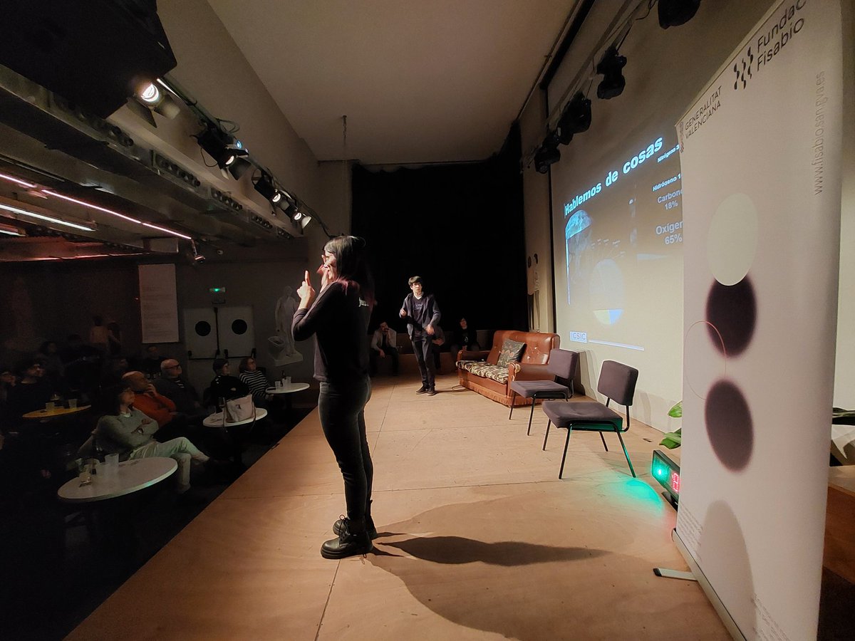 Estamos con Max Pallas, del @IFICorpuscular, en el #cienciaicanyes organizado por @GVAfisabio en @LaFabricaDHielo. Hablando de la cocina estelar y el origen de los elementos del universo vamos a averiguar si realmente somos 'polvo de estrellas'...