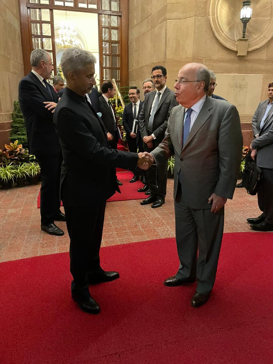 On his first engagement after arriving in New Delhi for the G20 foreign ministers meeting, Minister Mauro Vieira held a work meeting with host Subrahmanyam Jaishankar  <a href="/DrSJaishankar/">Dr. S. Jaishankar</a>, Indian Minister of External Affairs 🇮🇳.
