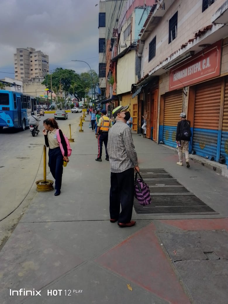 PolisucreOficia's tweet photo. #28Feb2023 | Nuestro personal policial se encuentra desplegado en casco central de #Petare haciendo cumplir la disposición emanada de @lAlcaldiasucre que prohíbe el comercio Informal en espacios recuperados para la comunidad y áreas de uso exclusivo de transeúntes
@JoseVRangelA https://t.co/AAALeju2bn
