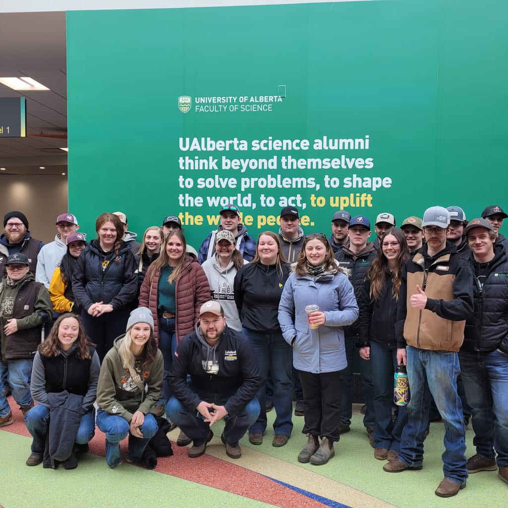 Today we welcomed the #agriculturaltechnology students from @LakelandCollege for a tour of our #metabolomics and #engineering labs. Thanks for nerding out with us over #bioinformatics and #animalscience 🐄