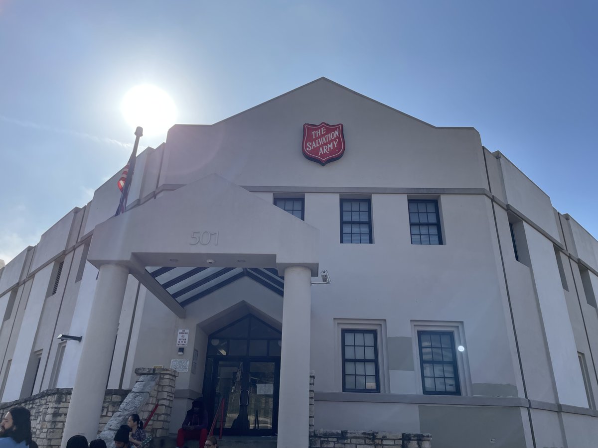 🧵This morning we hosted a meeting outside of <a href="/SalArmyAustin/">Salvation Army ATX</a>. Dozens of shelter residents stopped by to share their anger and worries. 

Salvation Army is the only downtown shelter offering beds to single women. The closure is reckless and will be devastating.