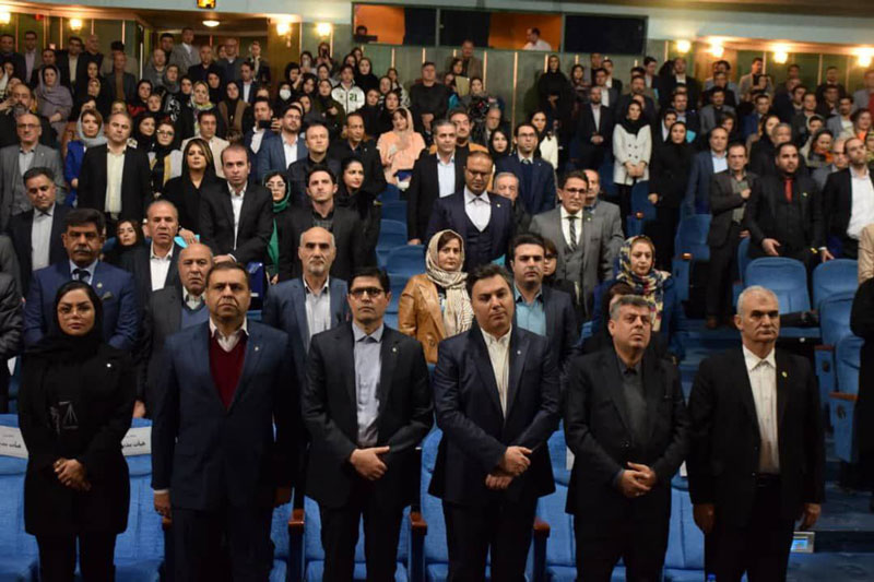 اعضای هئیت مدیره کانون وکلای آذربایجان شرقی، ۷ اسفند، استقلال کانون را با ضیافت شام، جشن گرفتند.
فردا ۱۰ اسفند وکیل #اصغر_محمدی به سبب دفاع از حقوق #کارگران #مس_سونگون محاکمه می شود و هیئت مدیره ریاکار و دست‌نشانده سکوت اختیار کرده است.