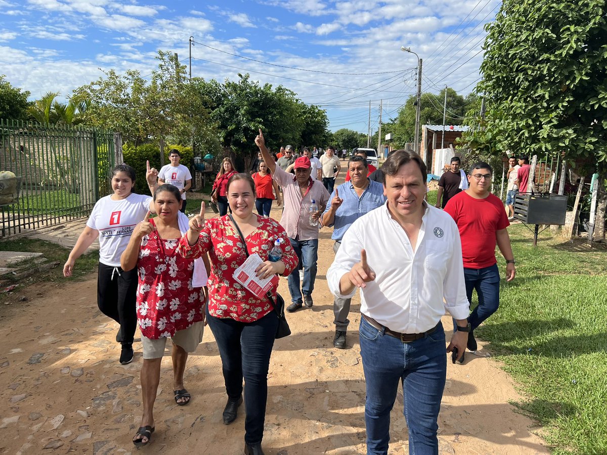 Iniciamos nuestro recorrido por la ciudad de Mariano Roque Alonso, compartiendo un desayuno con líderes de la ciudad y posterior un recorrido por territorios sociales, visitando y escuchando a los vecinos. 

#Lista1
#LuisFernandoGobernador 
#SantiPeñaPresidente