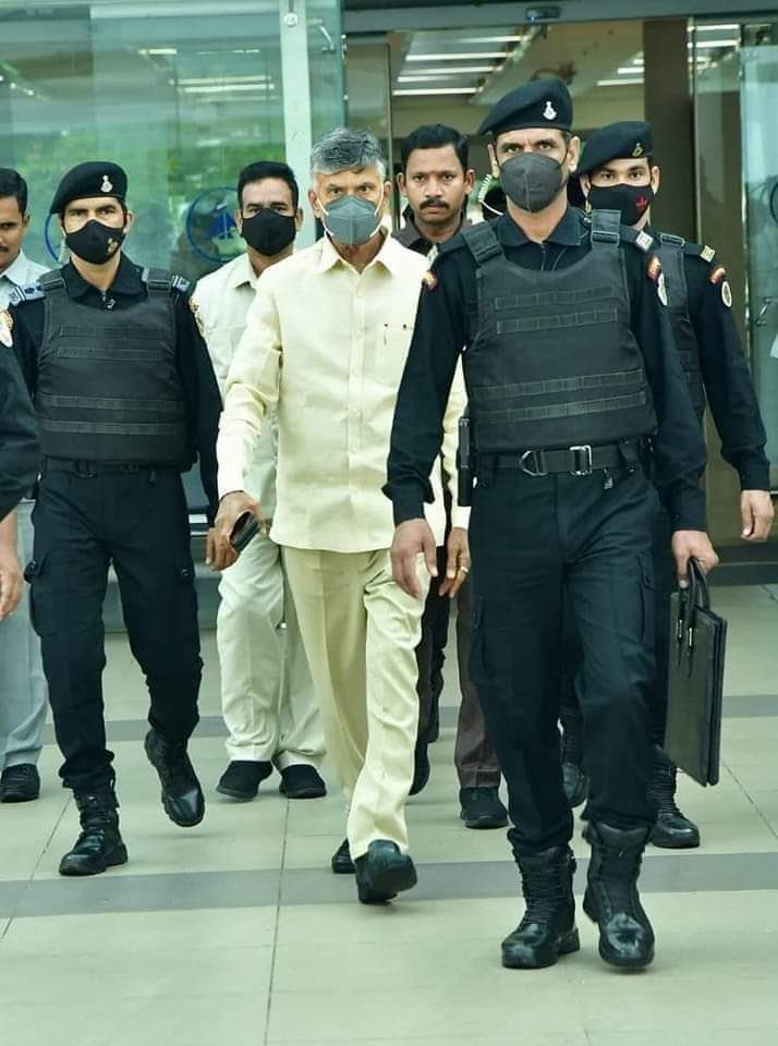 SaiVarmA777's tweet image. 👉 బ్రేకింగ్ న్యూస్ 

చంద్రబాబుకు హాని తలపెడుతున్నారు అని డౌట్ వస్తే కాల్చి పారేయ్యండి అని NSG కి ఫుల్ పవర్స్ ఇచ్చిన హోం శాఖ  !!! 

#NSGCOmmandos #VisionaryCBN  #NCBN #iTDPKothapeta