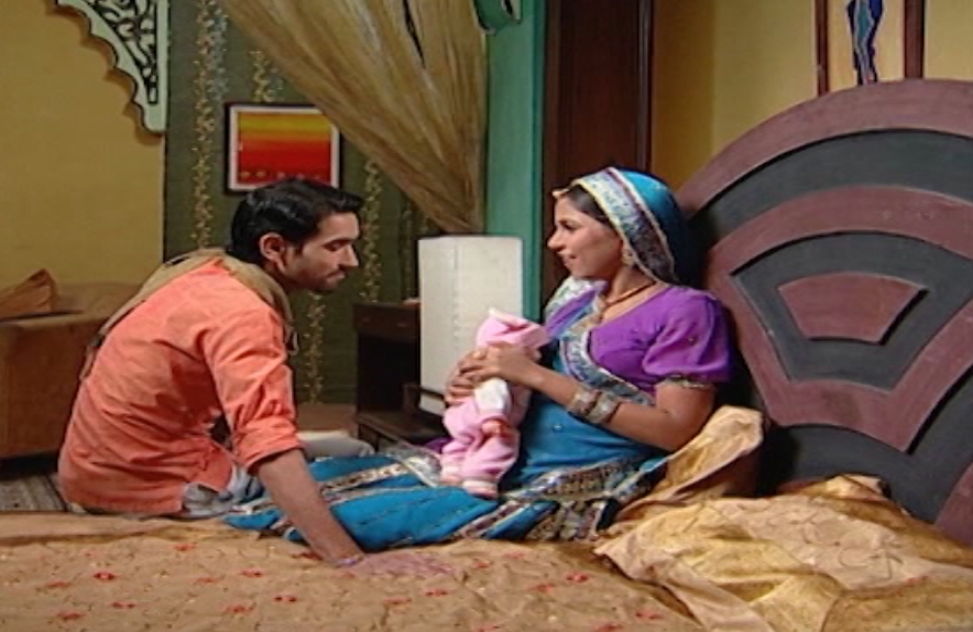 GlowTVza's tweet photo. Tonight 8pm #YoungLove  #BalikaVadhu
Gehna's sister asks her to take her along because if she stays then their father will again try to get her married to an old man. 
Tune in tonight at 8pm, repeats Mon-Fri 11am, Omnibus 5pm-9pm Saturdays. https://t.co/K7BNcH7HZe