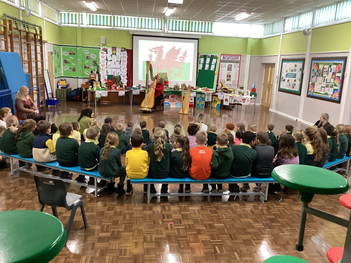 AYFprimary's tweet photo. Diolch yn fawr @glendaclwyd for this amazing show this afternoon. We thoroughly enjoyed listening to some traditional Welsh songs and some modern magical music. Bendigedig 🎶@CSCSiarterIaith @CSC_Cymraeg @CSC_FoundLearn https://t.co/7MlgcqJAAk