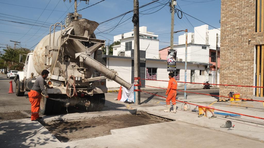 JM_UNANUE's tweet photo. El Programa Permanente de Bacheo atiende todos los días los reportes que nos llegan para rehabilitar calles y avenidas en @_BocadelRio. https://t.co/ghgYotV8zv