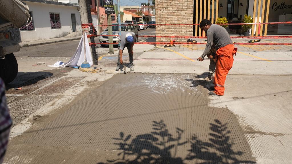 JM_UNANUE's tweet photo. Nuestro compromiso es dar atención puntual y con obras de calidad, como la rehabilitación que se realiza en concreto hidráulico en el Paseo Jacarandas del Fraccionamiento Virginia.

¡Seguimos trabajando! https://t.co/K7Rc6LNvBi