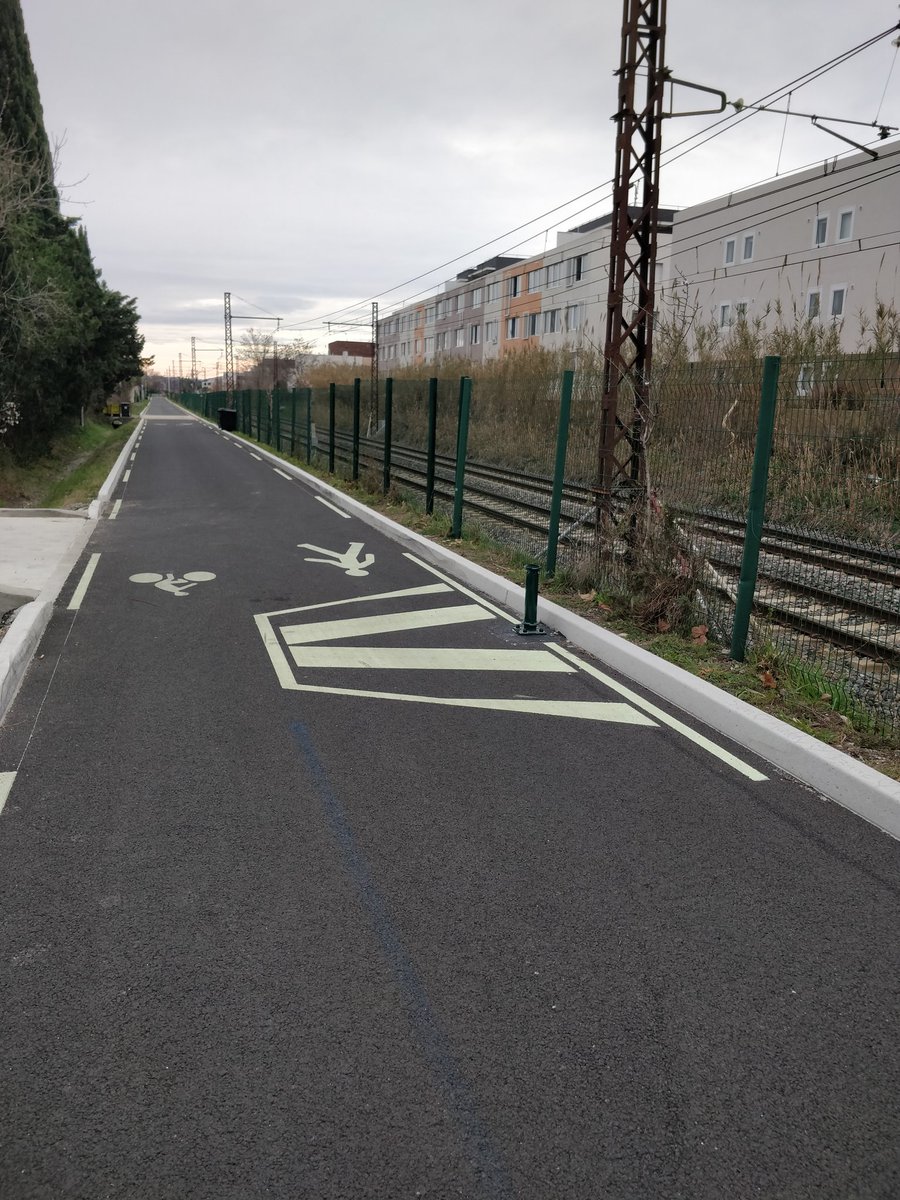 Raffassine's tweet photo. @Montpellier3m @CastelnauleLez Chemin du Clos d'Armet, la barrière Sud qui protège la portion intégralement cyclable et piétonne a été défoncée et envoyée dans le caniveau. Si vous pouvez transmettre aux équipes techniques. https://t.co/Cz18LutW45