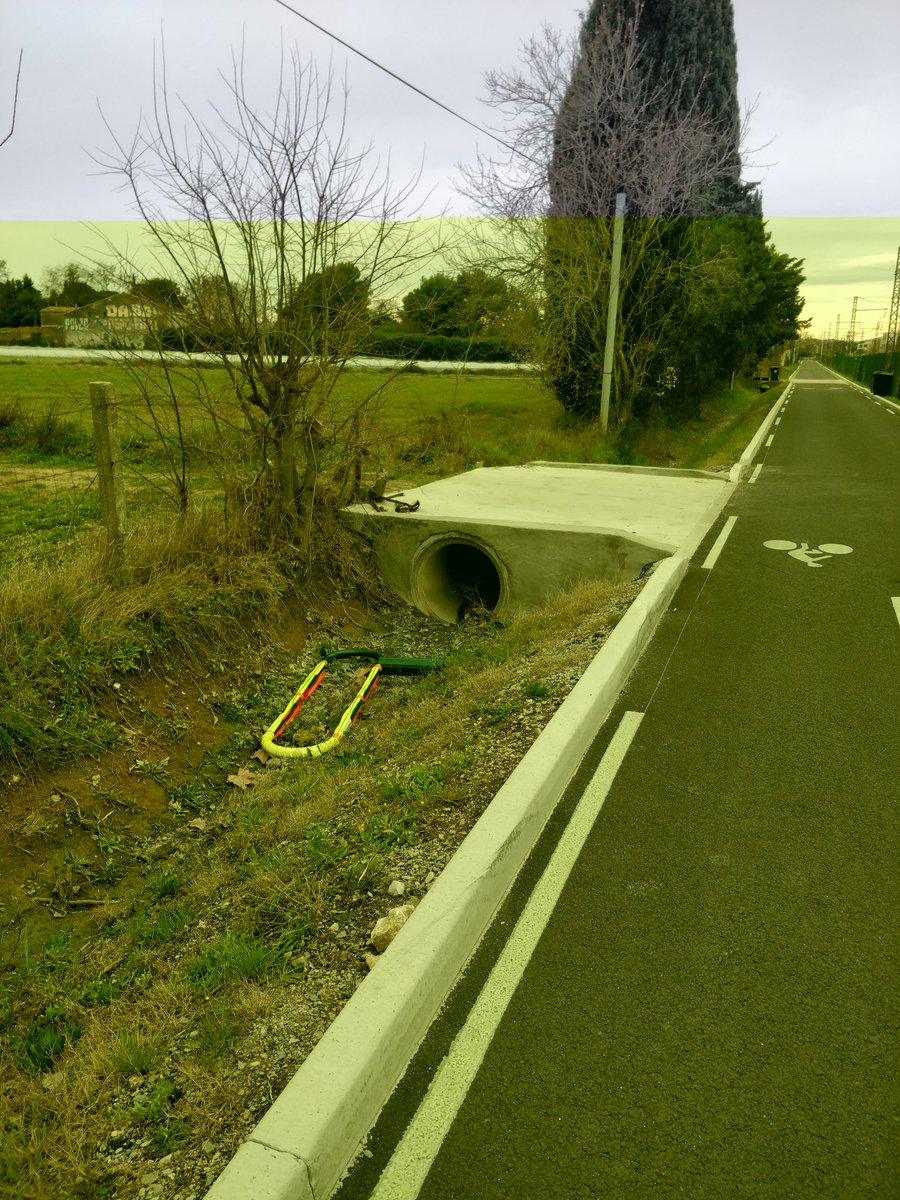 Raffassine's tweet photo. @Montpellier3m @CastelnauleLez Chemin du Clos d'Armet, la barrière Sud qui protège la portion intégralement cyclable et piétonne a été défoncée et envoyée dans le caniveau. Si vous pouvez transmettre aux équipes techniques. https://t.co/Cz18LutW45