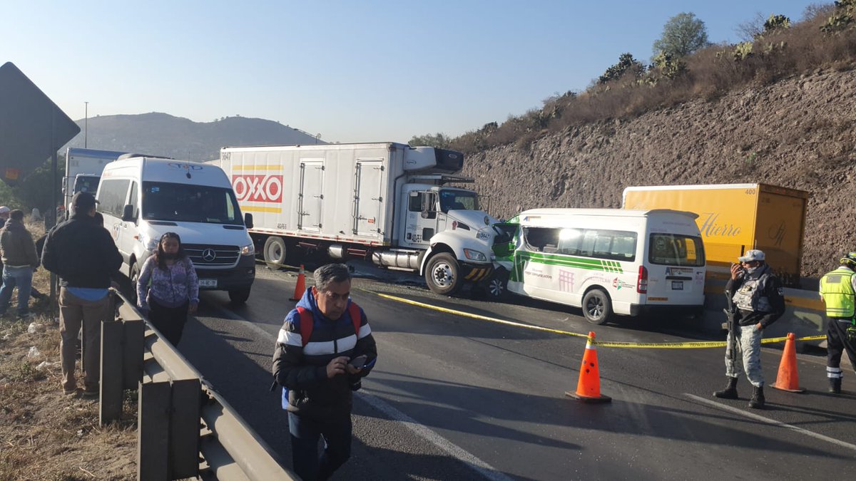 Un fuerte accidente ocurrió sobre la #Chamapa #Lechería km. 0+500 diré. CDMX, dónde una combi de transporte público se impacto de frente contra un tráiler, perdiendo la vida el conductor, presuntamente la combi transitaba en sentido contrario 

<a href="/GaboOrtega73/">Gabriel Ortega</a> <a href="/jgcisneros08/">Cisneros08</a>