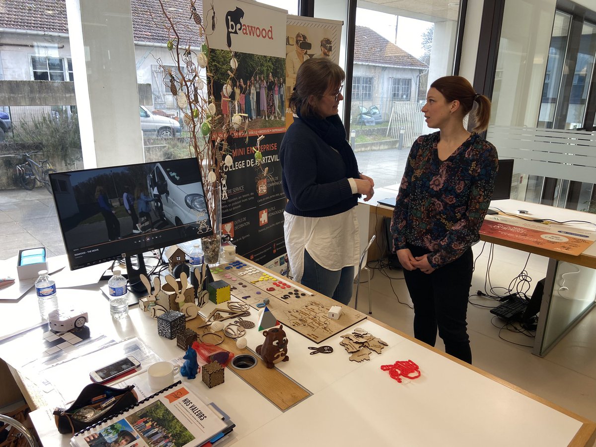 rvmaillier's tweet photo. Aujourd’hui le #lab du collège est présent au Salon des usages du numérique au collège de Cirey @acnancymetz @dane_nancy_metz #PLANETE_FEDER https://t.co/6jCvrVnYoq