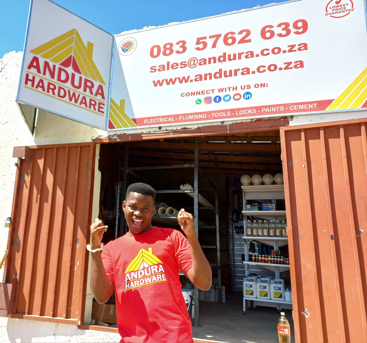 KasiEconomy's tweet photo. What a beautiful collaboration between two black entrepreneurs. 👏🏿👏🏿👏🏿

Kagiso Nkomo owns paint manufacturing company. (Dumax)

Lindo Mnisi owns a hardware chain (Andura Hardware)

The hardware is now selling the paint. 🙌🏾🙌🏾🙌🏾 https://t.co/0CZbMI2Pli
