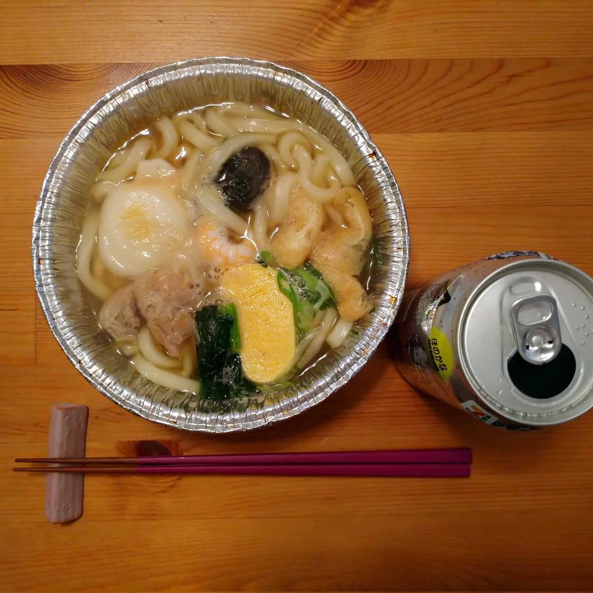 今日の夕飯💕さっきTweetしたけど、セブンイレブンの鍋焼きうどん🥰キッチンこらフライングスタートしてるとこ🤣なんで水が要らないのか？不思議😁いただきます〜😉呑んでる方はかんぱーい🍻