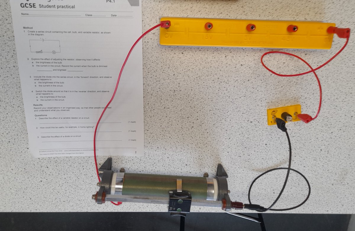 HarlingtonUpper's tweet photo. Our Year 10 Combined Science students are currently studying electricity. Today they have been building circuits which include variable resistors; a skill which they will further develop in Year 11. #HUscience #education #gcsescience https://t.co/uRSYVGYLo4