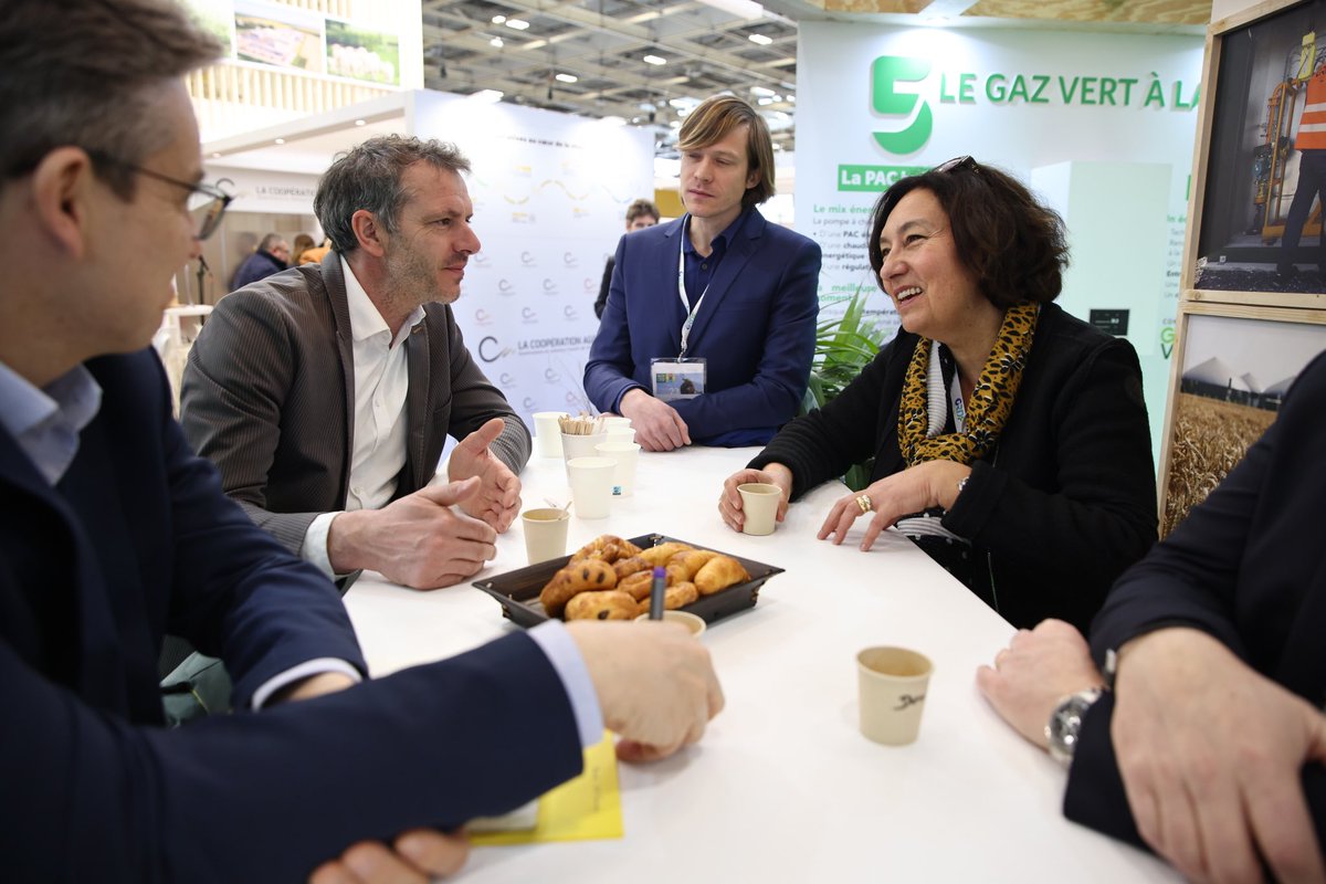 #SIA2023 : Rencontre entre <a href="/lpoirierdietz/">Laurence Poirier-Dietz</a>, DG #GRDF et <a href="/Maximin51/">Charpentier Maximin</a>, président <a href="/cra_grandest/">CRA Grand Est</a>, et échange sur un plan d’action commun destiné à poursuivre la dynamique liée à la #méthanisation agricole et durable de la <a href="/regiongrandest/">Région Grand Est</a>. 
#GazVert #Agriculture #EnR #Energie
