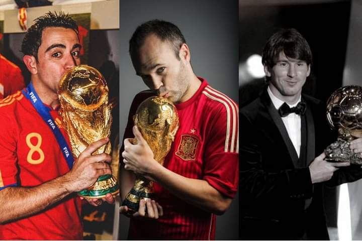 FAN11Futbol's tweet photo. ¡LO RARO! 🤨
- En el 2010, Xavi e Iniesta no fueron tomados en cuenta para ganar el balón de oro a pesar de que eran campeones del mundo

- Ahora a Messi le regalan el The Best con el pretexto de que ganó el Mundial. (Mundial en el que Mbappé fue mejor)

Cero lógica de la FIFA 🤡 https://t.co/xuxh6LhOhV