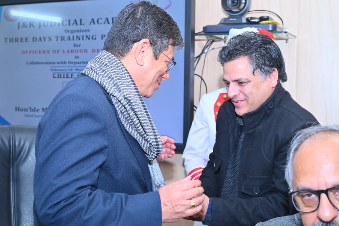 Deputy Labour Commissioner Kashmir (Shri Ahmad Hussain)JKAS interacting with Hon'ble Chief Justice of J&amp;K,Ladakh  High Court during the three days customized program for Labour Department officers at J&amp;K Judicial Academy Jammu. @LabourSrinagar <a href="/LabourBudgam/">Assistant Labour Commissioner Budgam</a> <a href="/LBandipora/">Assistant Labour Commissioner Bandipora</a> @alckupwar