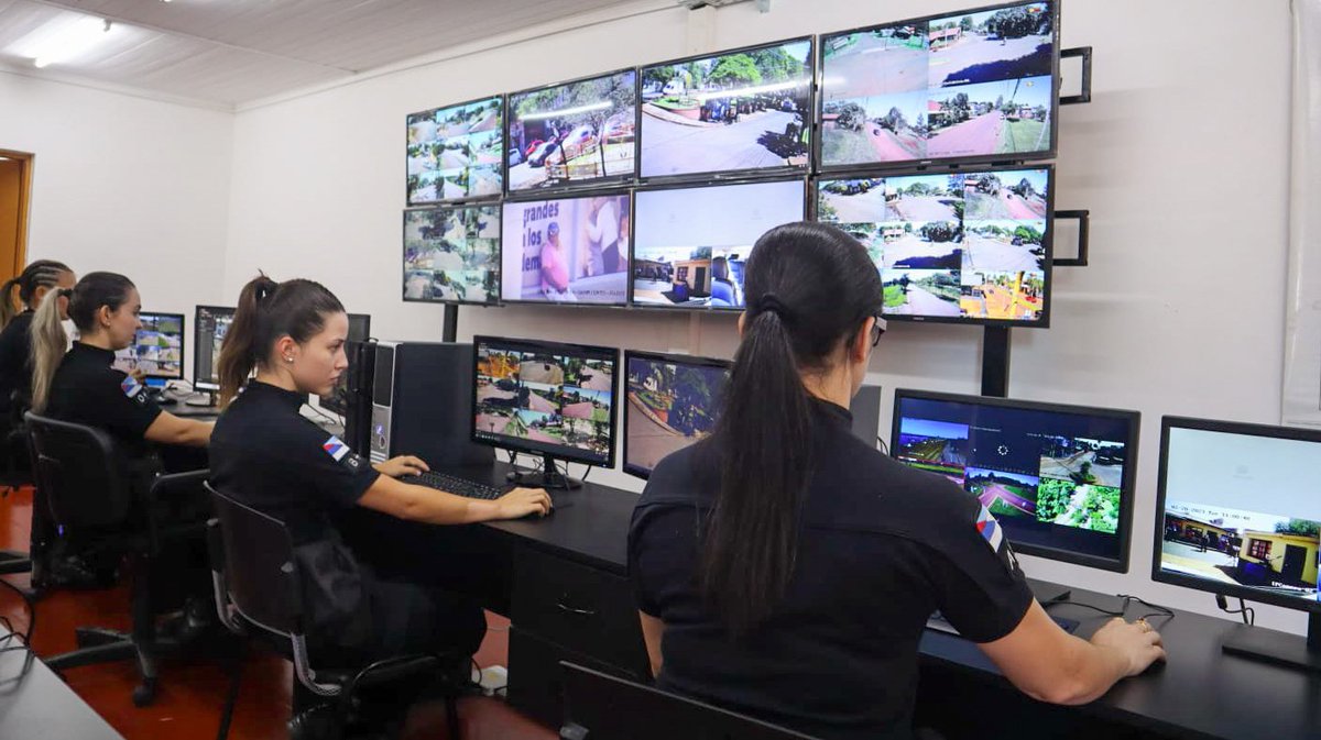 #Ahora, en #Oberá inaugurando el #CIO 911 de la <a href="/MisionesPolicia/">Policía de Misiones</a>. 
Con el gobernador <a href="/herrerayflia/">Oscar Herrera Ahuad</a>, el diputado <a href="/passalacquaok/">Hugo Passalacqua</a> y el intendente Pablo Hassan poniendo en funcionamiento las más de 100 cámaras de #videovigilancia monitoreadas desde el nuevo y moderno edificio.