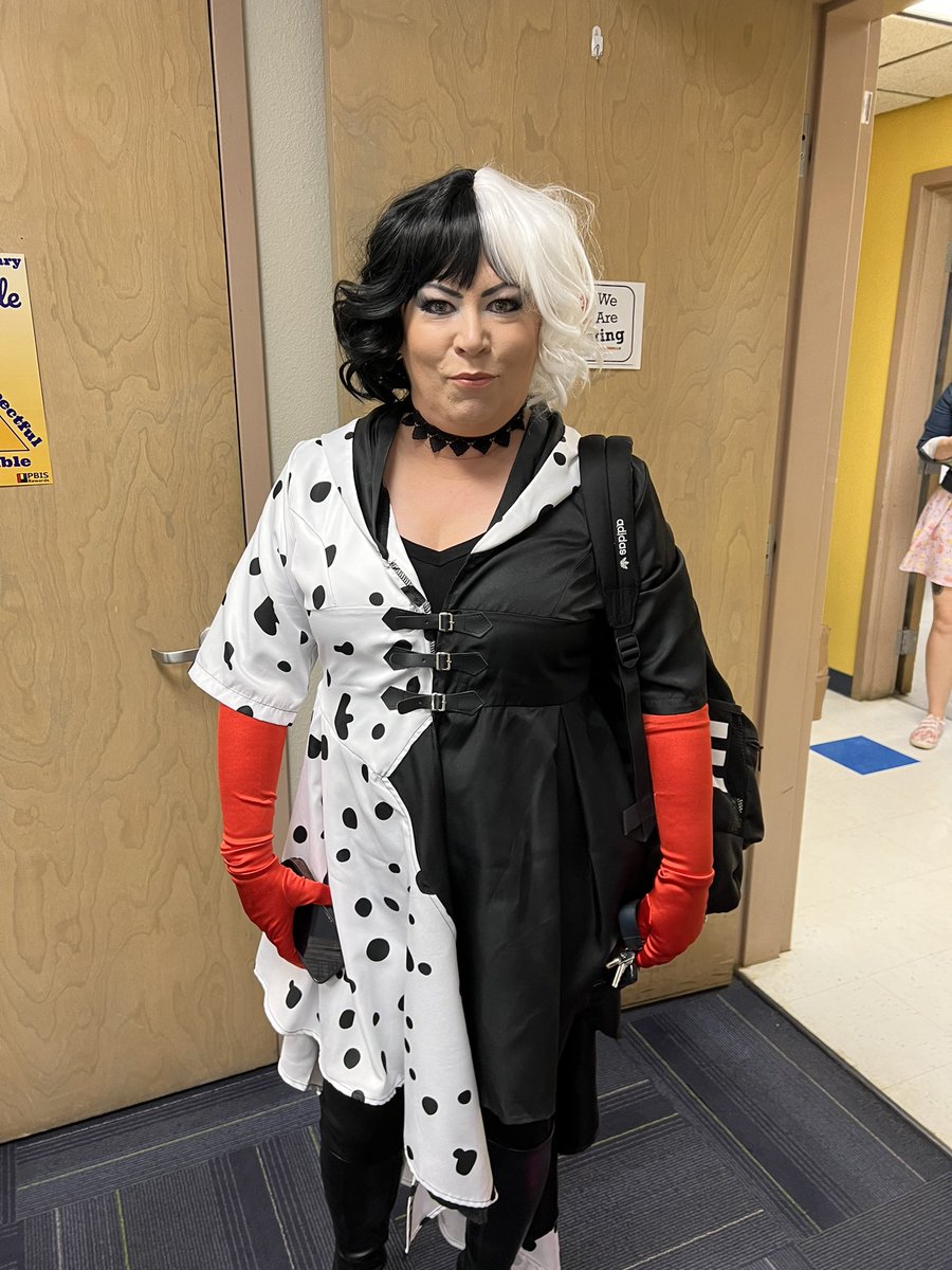 MrGHeredia's tweet photo. Celebrating 101 days of school at  Cartwright Elementary School. Ms. Wingfield, the principal leads the way! https://t.co/NJtlIgNMaa