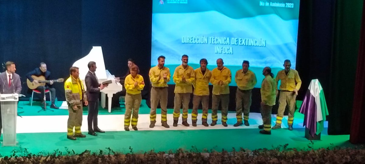 Plan_INFOCA's tweet photo. DISTINCIONES DE HONOR DEL DÍA DE ANDALUCÍA | El Ayuntamiento de #AlhaurínElGrande (#Málaga) otorga una Distinción de Honor al Plan #Infoca, por la entrega, sacrificio y esfuerzo durante la extinción del #IFMijas de 2022. 

Los compañeros de #Málaga, siempre en nuestro 💛. https://t.co/7wcswph0kh