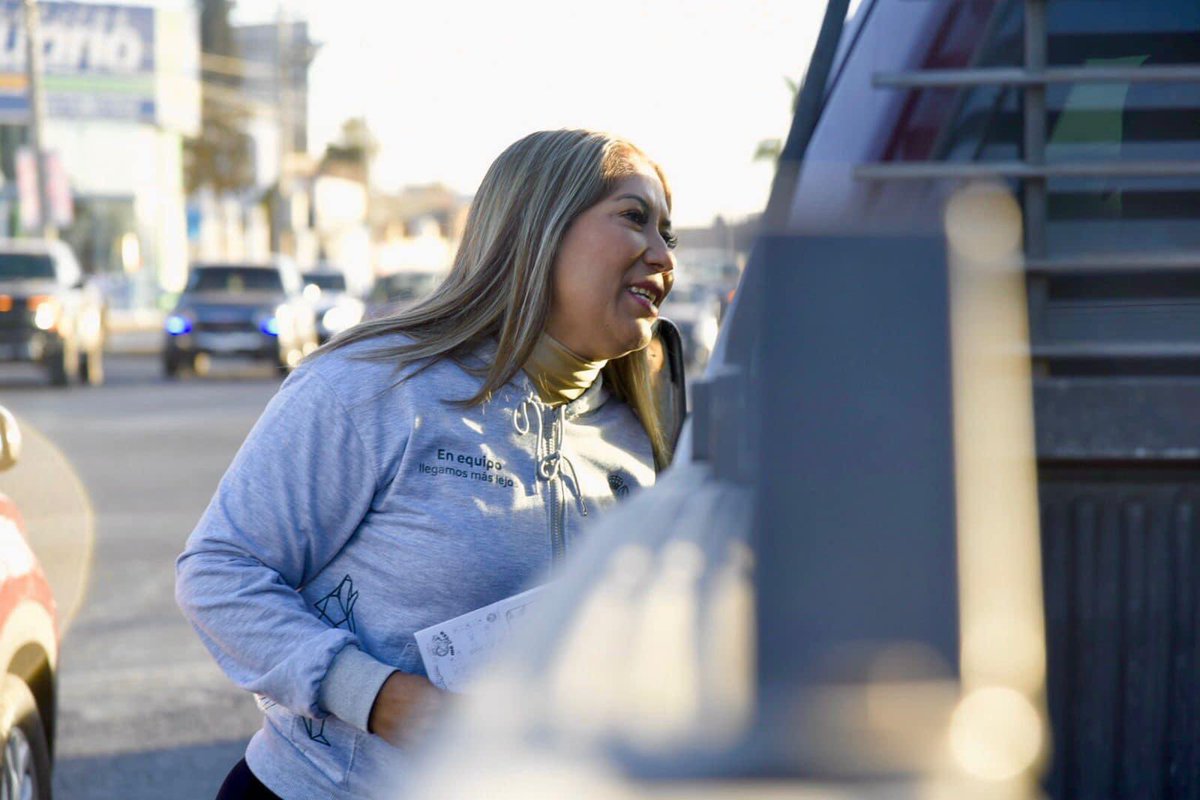 K los rayos del sol iluminen su día y no la cabeza de la cara de artesanía oaxaqueña que se tiñó el cabello de güero a ver si así consigue marido o mínimo PuToño deja a la güerita <a href="/Valeriagtzv/">Valeria Gutiérrez</a> y se fija en ella. 

Aunque la Chabela se pinte de güera nacaranda se keda!!!