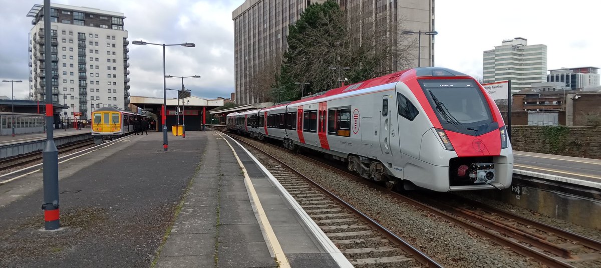 NotYOLOSmh's tweet image. 231008 at Cardiff Queen Street with 769003 in the background, one of the trains it will replace 

#Class231 #Class769 @tfwrail