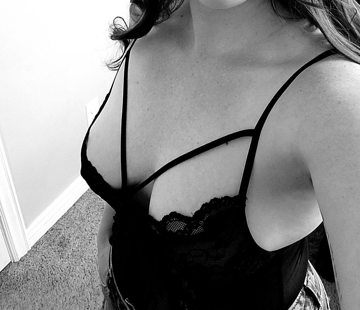 UTMissvixen85's tweet photo. Titty Tuesday!!! #hotwife #titties https://t.co/u3XwsOLB37