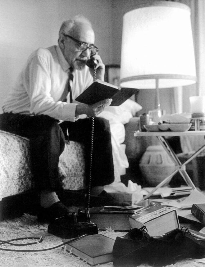 ProfesorJonk's tweet photo. "¡Qué pequeñas son mis manos en relación con todo lo que la vida ha querido darme!"
Ramón J. Sender.
Uno de los principales novelistas de la literatura española en el exilio.
#Efemeride #RamonJSender #literatura https://t.co/g6yDnVEroF