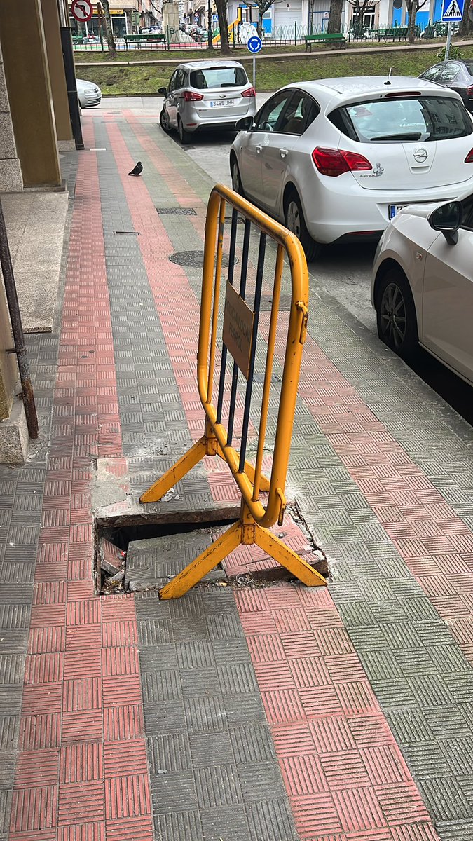 bertolains's tweet photo. Así es como el @FerrolOficial soluciona los baches, colocando una valla y dejándola meses y meses sin una solución. https://t.co/rAnWtQkz4P