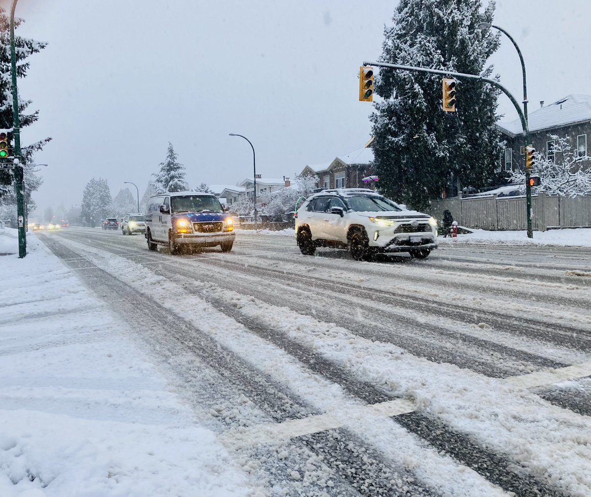 RoadSafetyHarv's tweet image. Here’s what Knight street @CityofVancouver is looking like. It’s slow and slippery out there. If you must drive, clear your 🚘of all ❄️ and sure your vehicle is ready for the conditions. @icbc @VPDTrafficUnit Give yourself lots of time and take it slow. #bcstorm