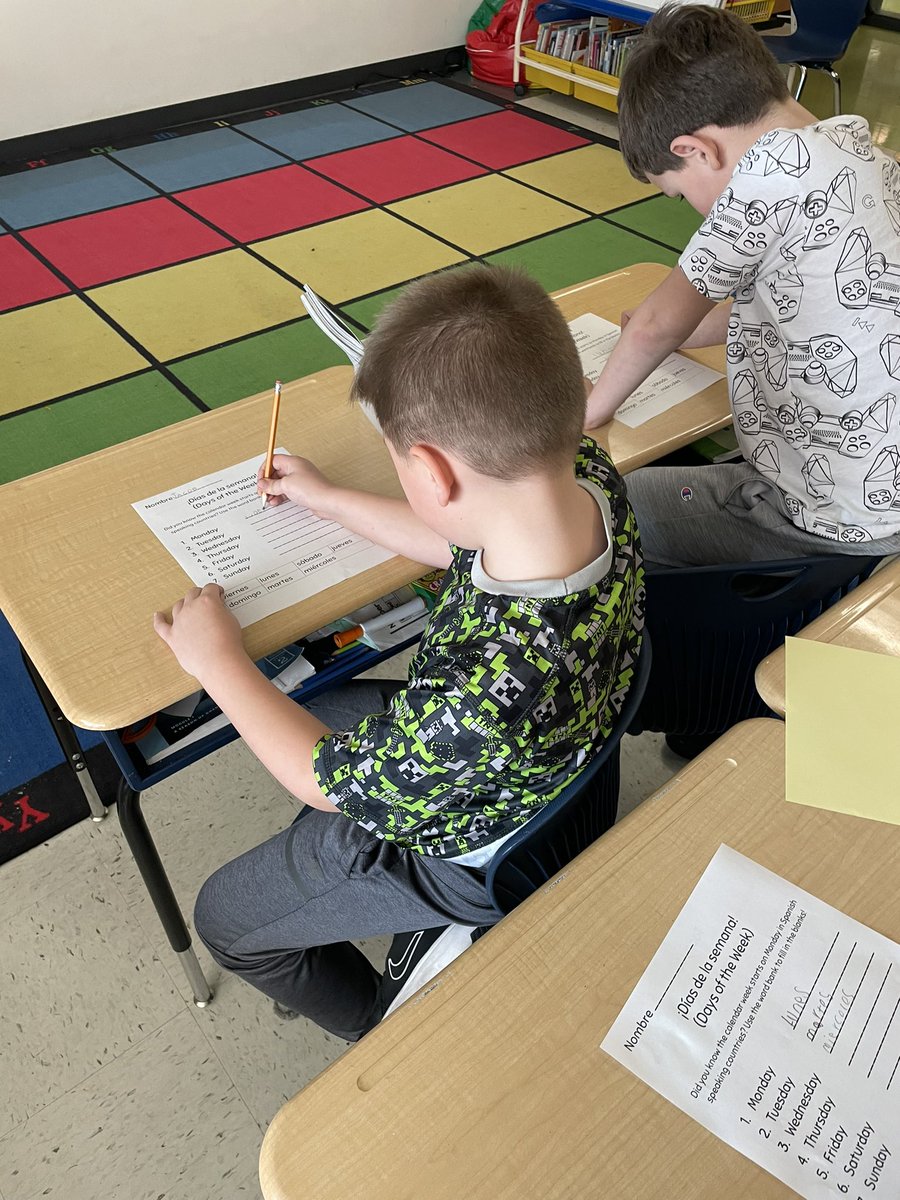 crlamplugh's tweet photo. Over the next few weeks I’ll be taking students to Mrs. Smith’s class in Brookwood. They have a new student from Colombia and students wanted to learn more Spanish! We had an awesome time teaching days of the week for our first lesson #btsdtigers https://t.co/Fzlm4OWrQh