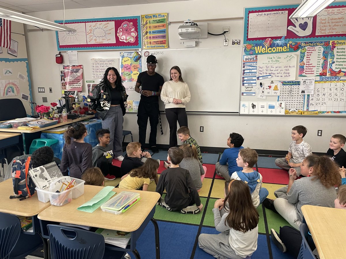 crlamplugh's tweet photo. Over the next few weeks I’ll be taking students to Mrs. Smith’s class in Brookwood. They have a new student from Colombia and students wanted to learn more Spanish! We had an awesome time teaching days of the week for our first lesson #btsdtigers https://t.co/Fzlm4OWrQh