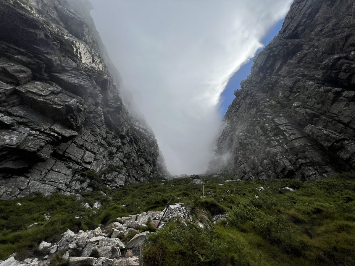 SelfieRunnerZA's tweet photo. Definitely no wonder the Table Mountain is part of 7 Wonders of the World! These rock formations can only make you wonder how The Creator of The Universe packed them in 7 days…well He’s the Chief Architect! What a Wonder! https://t.co/3CZzxqZICh