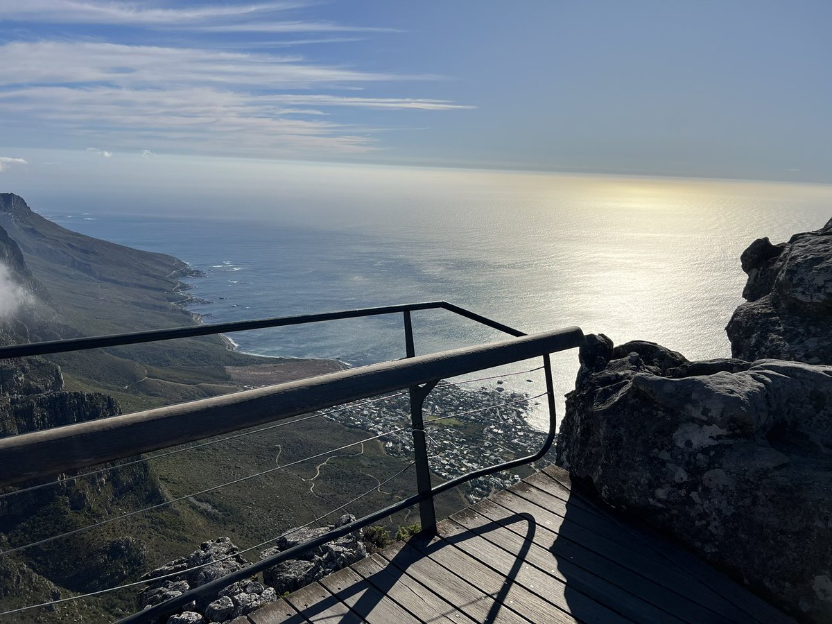 SelfieRunnerZA's tweet photo. Definitely no wonder the Table Mountain is part of 7 Wonders of the World! These rock formations can only make you wonder how The Creator of The Universe packed them in 7 days…well He’s the Chief Architect! What a Wonder! https://t.co/3CZzxqZICh