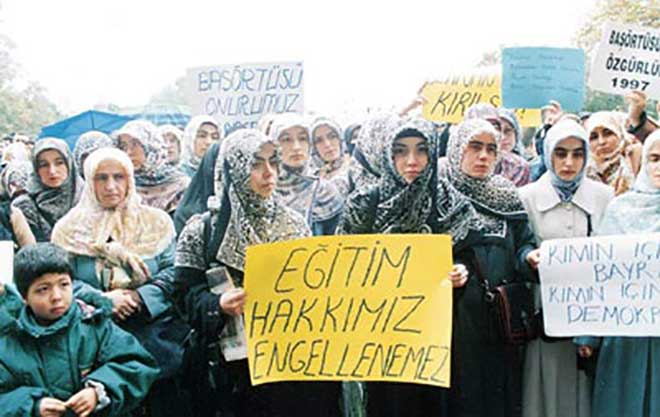 israfilkisla's tweet photo. #28Şubat (Post modern) darbesi Türk siyasi tarihinde kara bir lekedir.
28 Şubat, sözde irtica ile mücadele adı altında bu milletin inançlarına, değerlerine, iradesine karşı BİN YIL SÜRECEĞİ iddiası ile sürdürülen bir zulmün adıdır. https://t.co/TTcNVWPGEQ