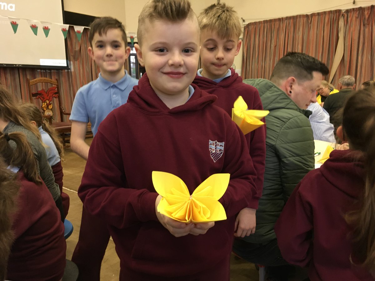 MrNicklinBHPS's tweet photo. It was lovely welcoming parents and grandparents in today for our #year4BHPS PACT session, working together to create origami daffodils @BeaufortHillPri https://t.co/XX3dhLRpmu