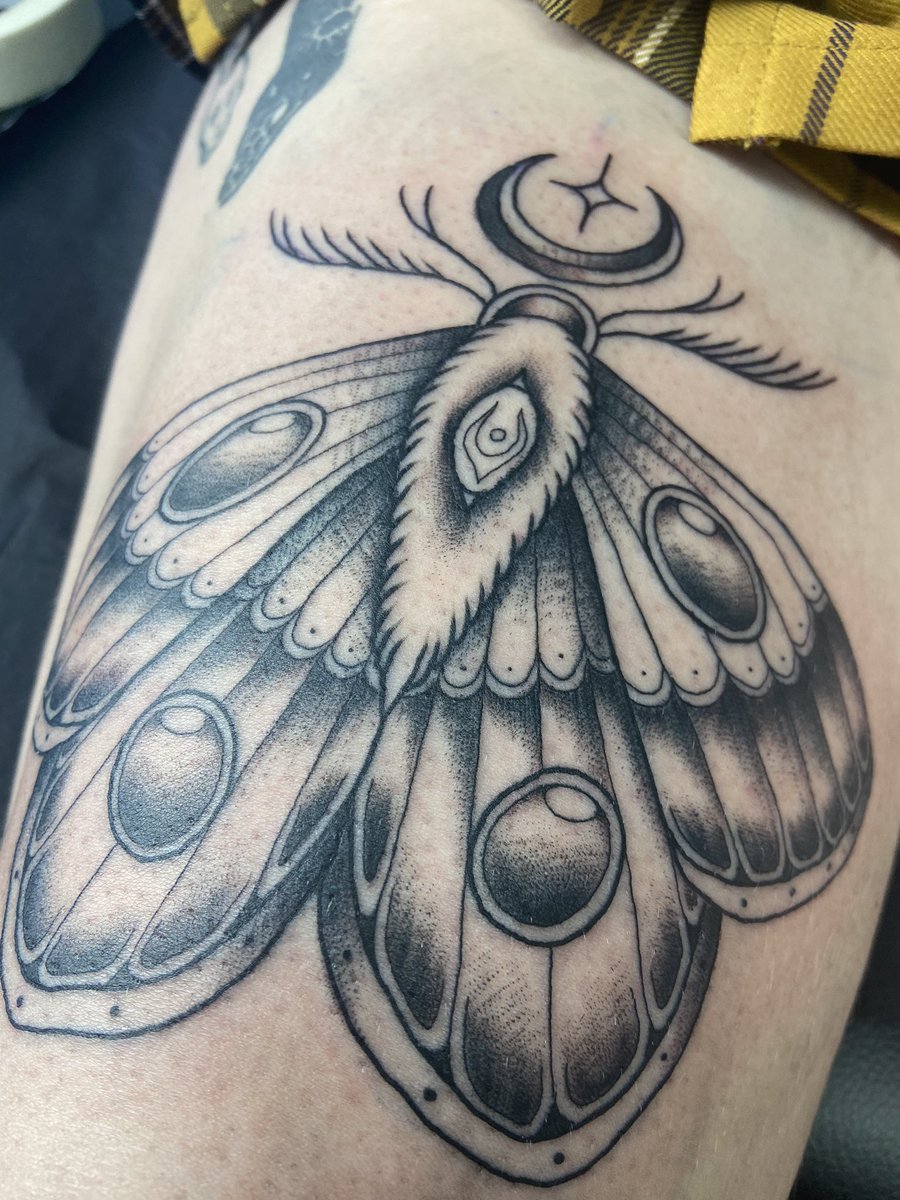 noteperd0no's tweet photo. proceso de un tatu bien bonito que hice hoy 🌙 https://t.co/kLfjbNaG2t