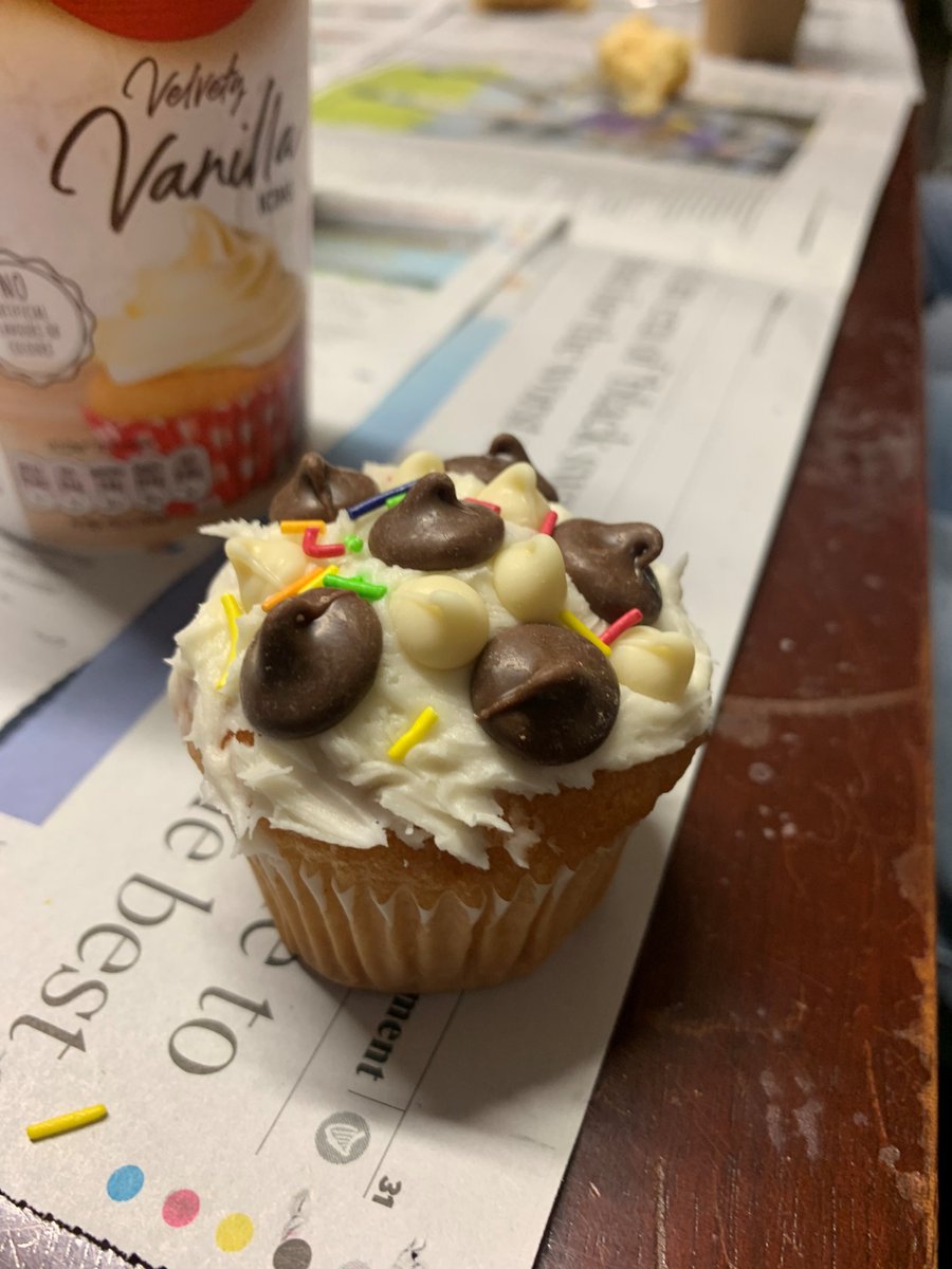 Thank you to the @tcddublin Food and Drink society and to Ciaran, Will and Aoife from the @TrinitySMF for organising a cupcake decorating event for our students this afternoon. Well done @sadbhiefeehan for coordinating the event #TCDsocieties #inclusion