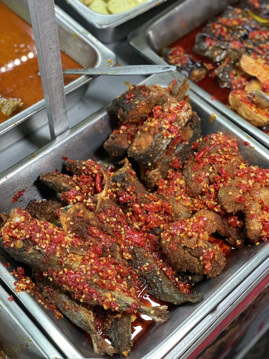 Satu lagi spot prasmanan legendaris yang ada di jogja, warga seturan, concat dan babarsari pasti paham. Karena owner orang sumatera jadi saya bilang ini adalah padang yang ada nasi merahnya 😂 #kulyog