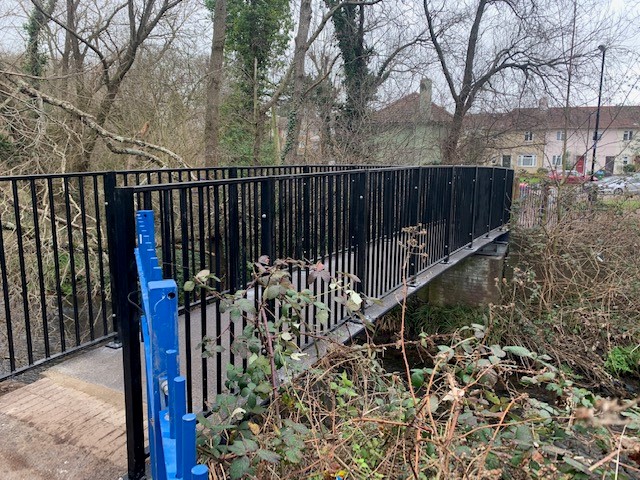 johnoflynnEA's tweet photo. #HampshireAssetTeam contractor @ECSengineering replace important footbridge over #MonksBrook near #BrooksideWay #Swathling. This low maintenance bridge should provide safe public access for years to come. #AssetManagement #publicsafety @matt_bunday @lornafielker @SouthamptonCC https://t.co/5c3sFmgMoB