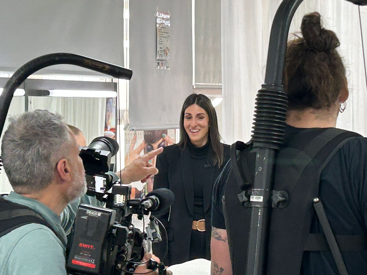 CIP_FP_Batoi's tweet photo. Hui em tingut una visita especial. @RTVEValencia  ha vingut a grabar al Centre la familia d’IMATGE PERSONAL

#formacioprofessional #batoifpinnova https://t.co/O41FZGQ0M3
