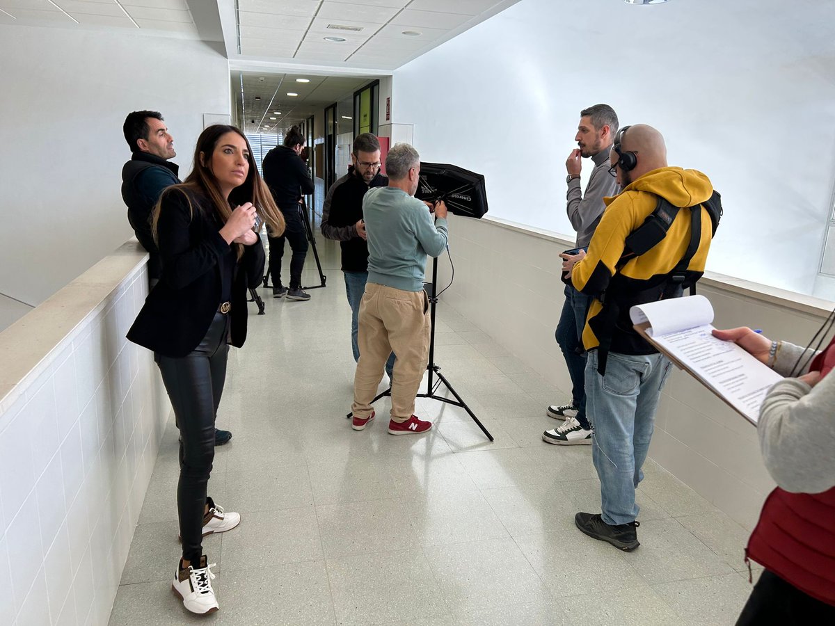 CIP_FP_Batoi's tweet photo. Hui em tingut una visita especial. @RTVEValencia  ha vingut a grabar al Centre la familia d’IMATGE PERSONAL

#formacioprofessional #batoifpinnova https://t.co/O41FZGQ0M3