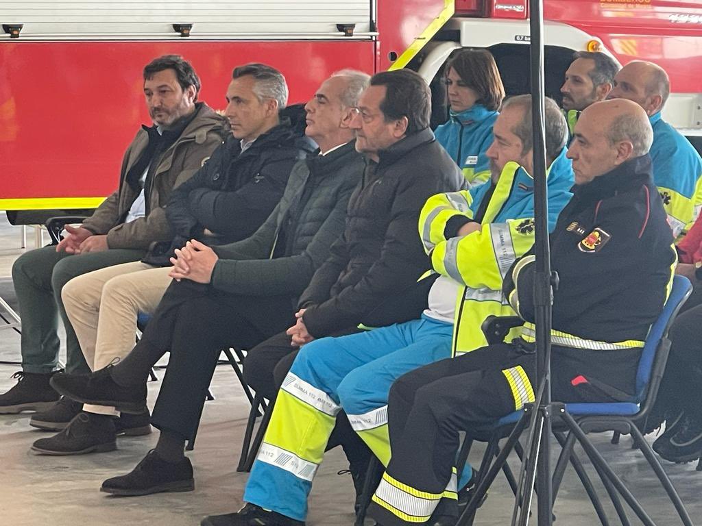 CarlosNovilloPi's tweet photo. Un gran paso de calidad, en la ya de por sí, excelente respuesta en los rescates en montaña. El #SUMMA112 incorpora personal de enfermería al helicóptero del #GERA de #BomberosCM. Gracias a todos los que lo habéis hecho posible. 🚁 https://t.co/cNKfQT5gKt https://t.co/qQSyLs5Ru8