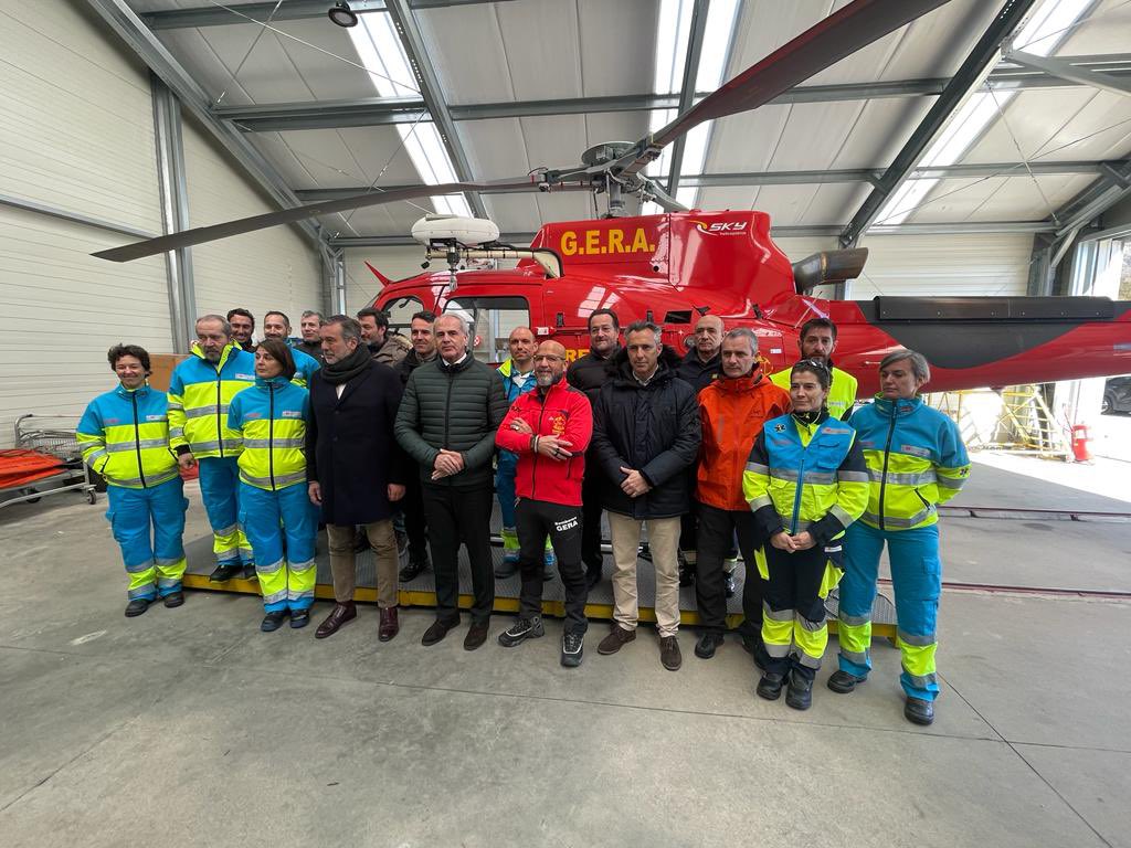CarlosNovilloPi's tweet photo. Un gran paso de calidad, en la ya de por sí, excelente respuesta en los rescates en montaña. El #SUMMA112 incorpora personal de enfermería al helicóptero del #GERA de #BomberosCM. Gracias a todos los que lo habéis hecho posible. 🚁 https://t.co/cNKfQT5gKt https://t.co/qQSyLs5Ru8