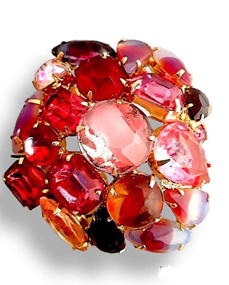 renaissancefai's tweet photo. https://t.co/eSFg2FhqHp
#brooch #vintage #glass #cluster #pink #fuchsia #pinkshades #domed #goldplate #givre #artglass #fun #variousCuts #pinkshades #sparkle #prettyinPink https://t.co/aUhaILwVP2