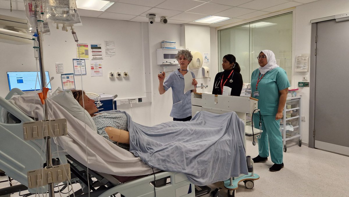 MuiKeow's tweet photo. Exciting Sim learning at our ICHT SIM lab for both year 3 medical students and student nurses. Our first pilot group. 
@ImperialNHS @Imperialpeople @sue_burgis @Jan_Goldsmith35 @SigsworthJanice @Joboobub29 https://t.co/PeGS8Whv2u
