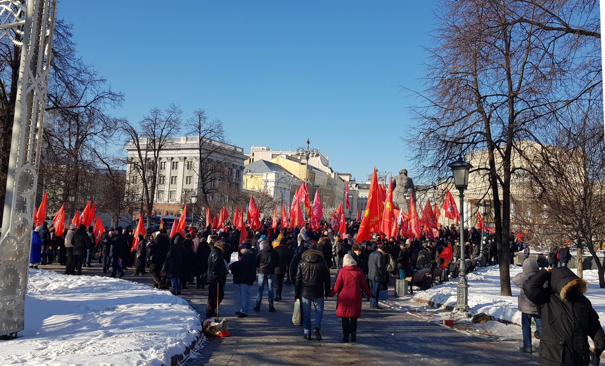 WhiteCounter's tweet photo. 23 февраля 2023 г. в Москве на Театральной площади  состоялся митинг КПРФ и левых сил, приуроченный к г��довщине создания Красной Армии. 

Мероприятие собрало 0,8-0,9 тыс. участников.

Подробнее: 
https://t.co/pRh9DeeIRB https://t.co/XYDL9NfBGY